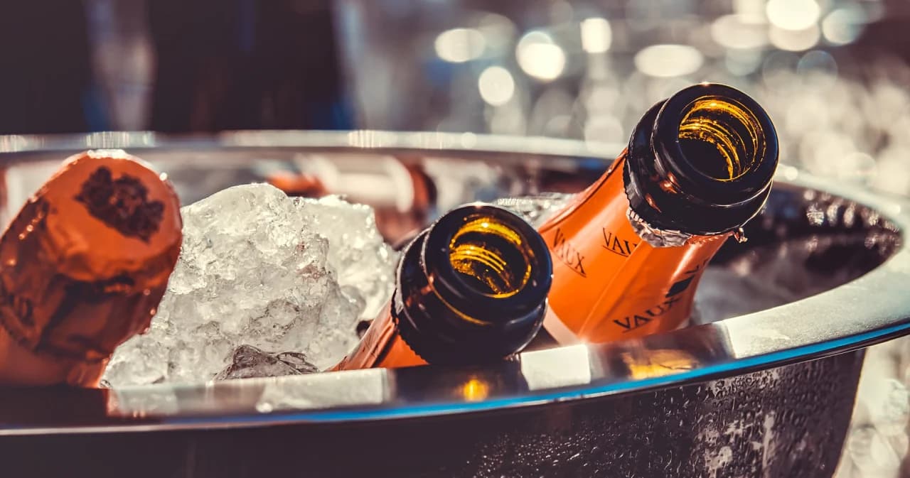 กทม. ผ่อนปรนดื่มแอลกอฮอล์ในร้านได้ถึง 5 ทุ่ม มีผล 24 ม.ค. นี้