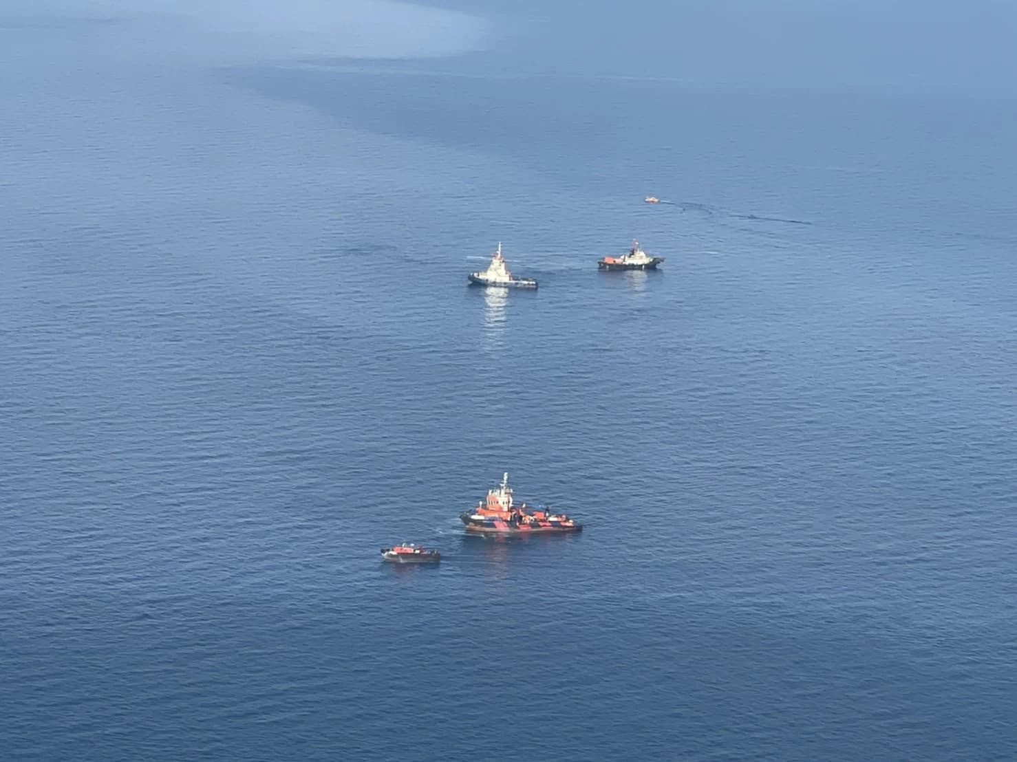 ท่อน้ำมันดิบกว่า 400,000 ลิตร รั่วกลางทะเลระยอง คาด 2 วันคราบน้ำมันไหลถึงหาดแม่รำพึง