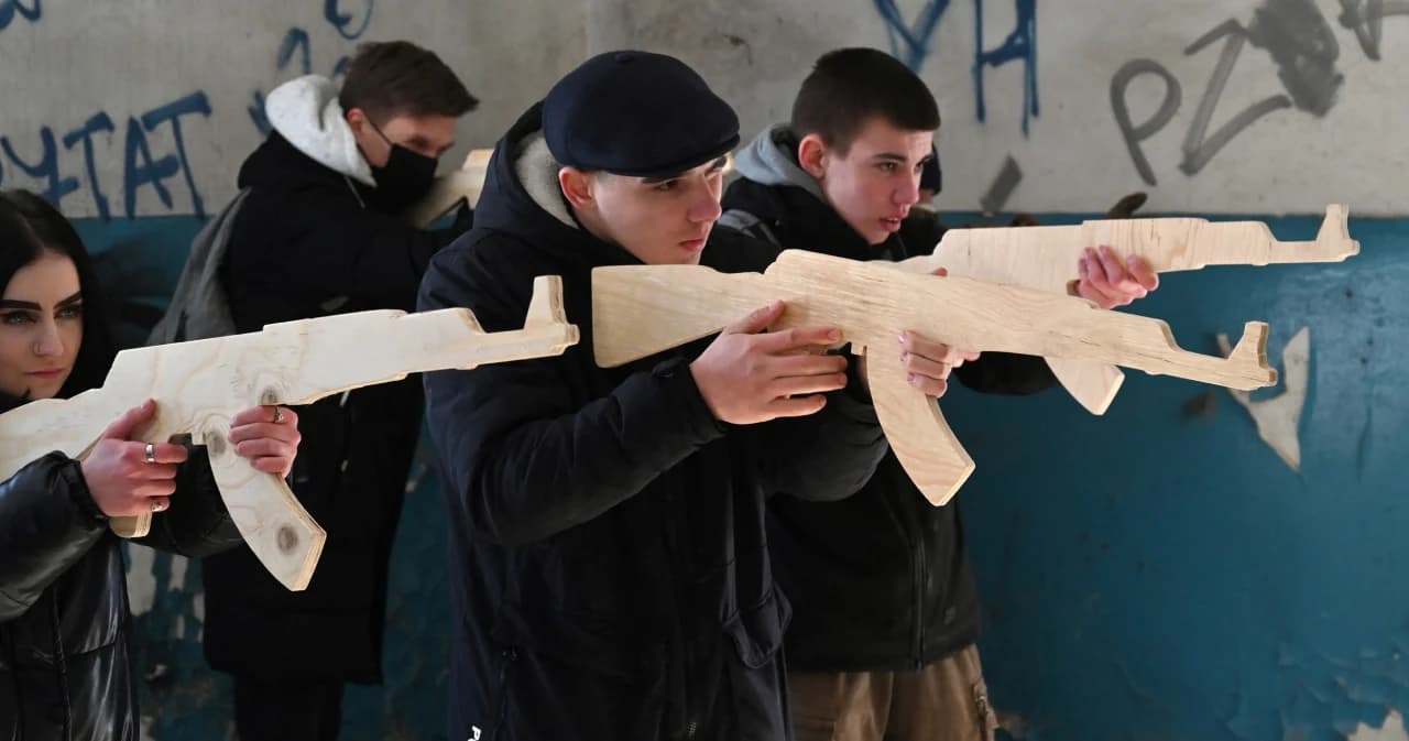 ยูเครนแนะพลเมืองออกจากรัสเซียทันที เล็งไฟเขียวประชาชนจับอาวุธ ป้องกันตนเองจากภัยคุกคามรัสเซีย