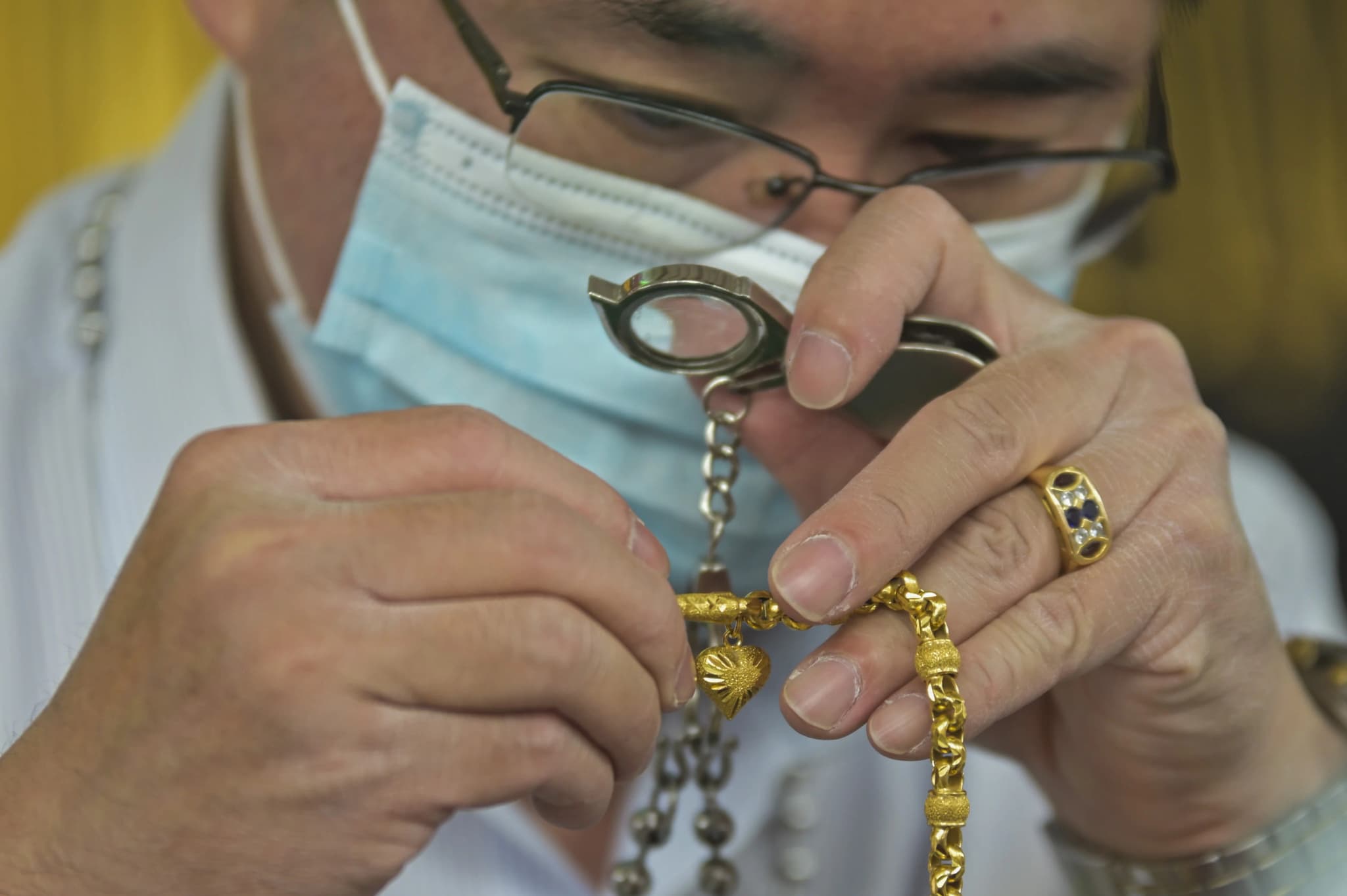 เยาวราชคึกคัก ปชช.แห่ต่อคิวขายทอง ราคาแตะบาทละ 32,000 บาท