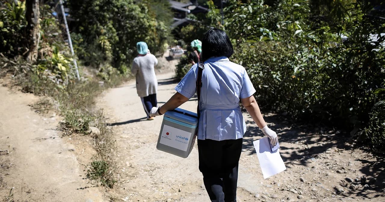 หิ้วกระติกใส่วัคซีน ไปฉีดคนในพื้นที่ห่างไกล : ภารกิจส่งมอบวัคซีนโควิด-19 สู่ประชากรกลุ่มเปราะบางที่สุด