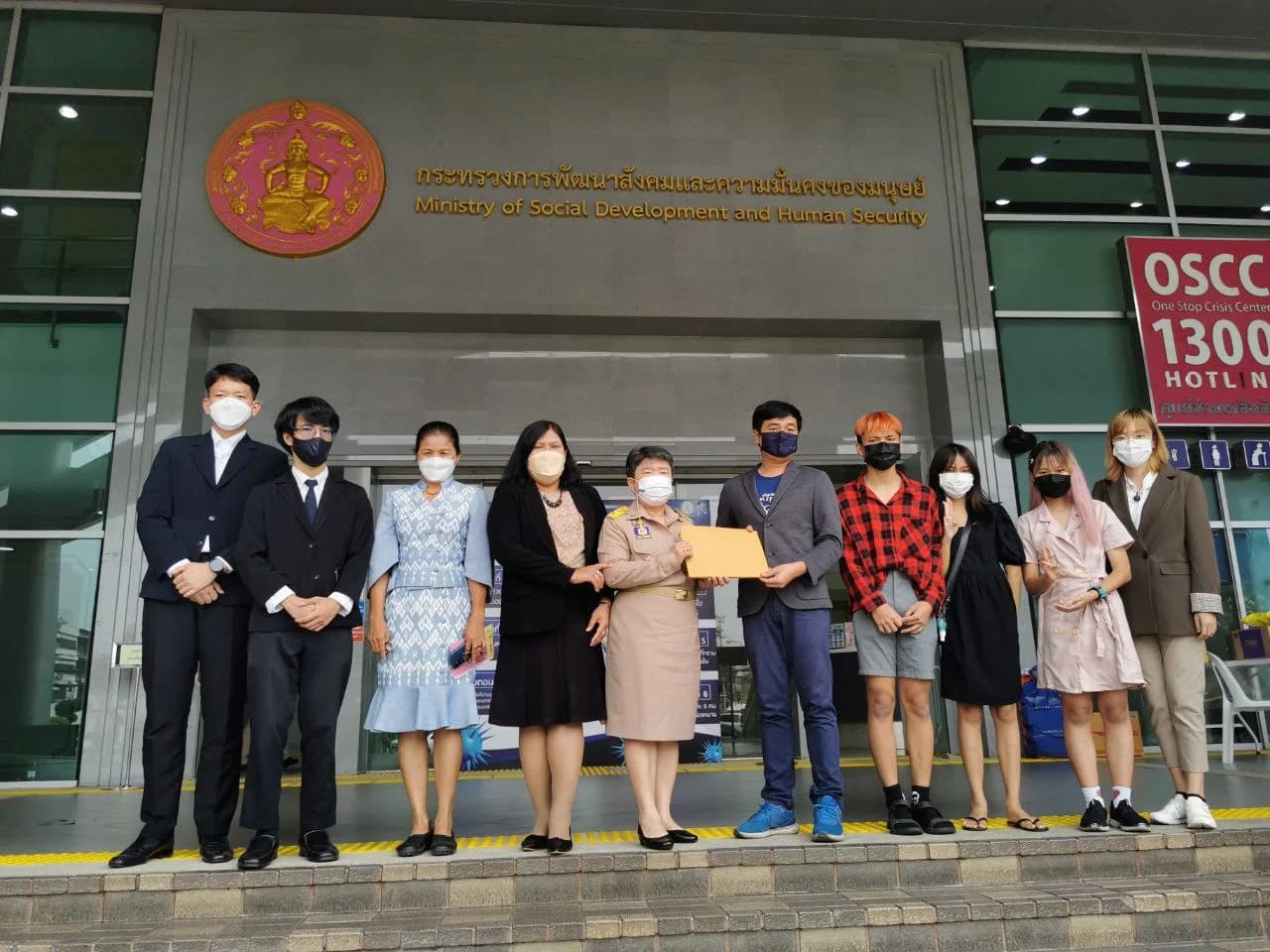 เครือข่ายประชาสังคมเด็กฯ ยื่นหนังสือร้องพม. กรณีสนับสนุนการจับกุมเด็ก 13 ปีที่แม็กโดนัลด์