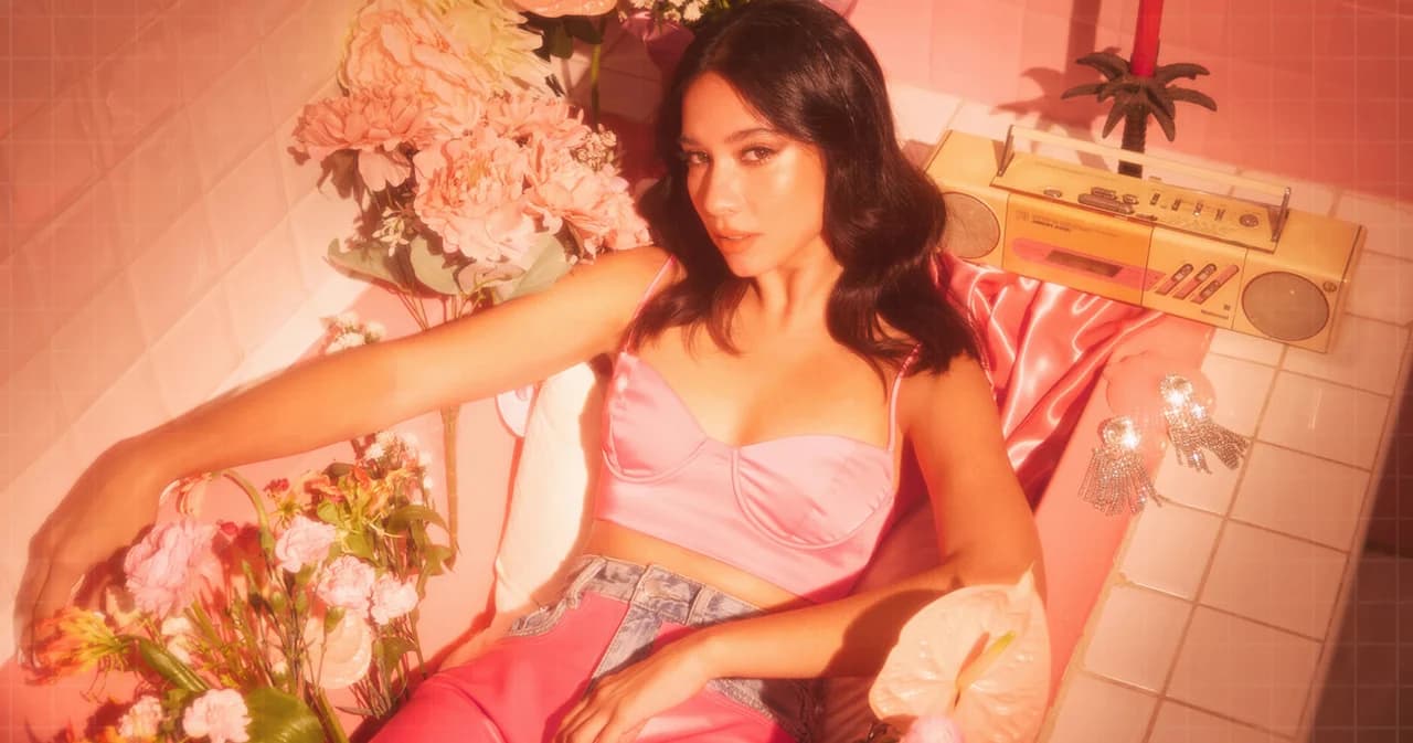 ‘วาเลนติน่า พลอย’ เซ็นสัญญา Warner Music Asia สู่การเป็นศิลปินหญิงอินเตอร์