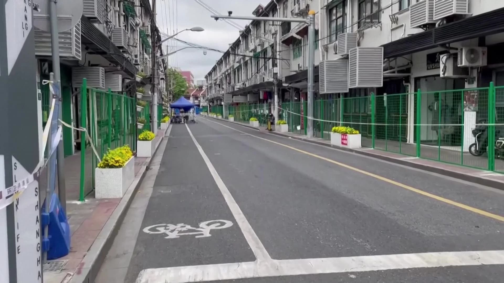 จีนลงทุนตั้งรั้วเหล็กปิดทางเข้าออก กันคนออกจากบ้านช่วงล็อกดาวน์