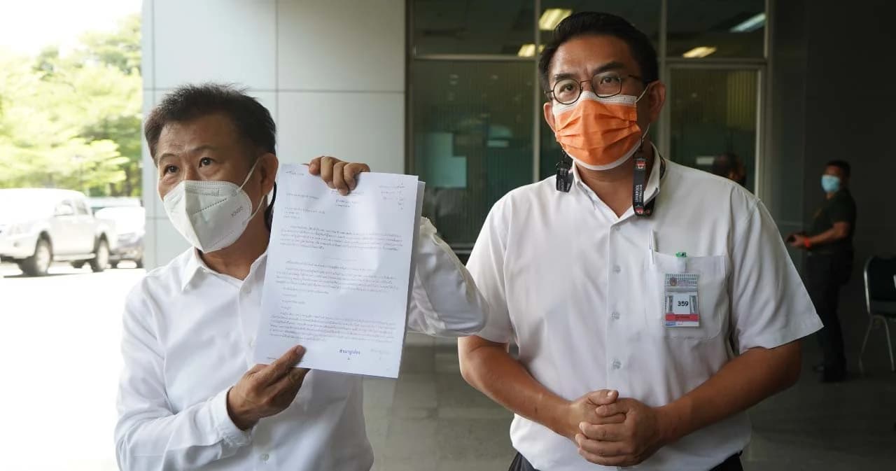 ‘วิโรจน์-พีรพล’ บุกยื่นศาลปกครอง จี้ระงับคำสั่ง กกต. ตัดสิทธิสมัคร ส.ก.พญาไท