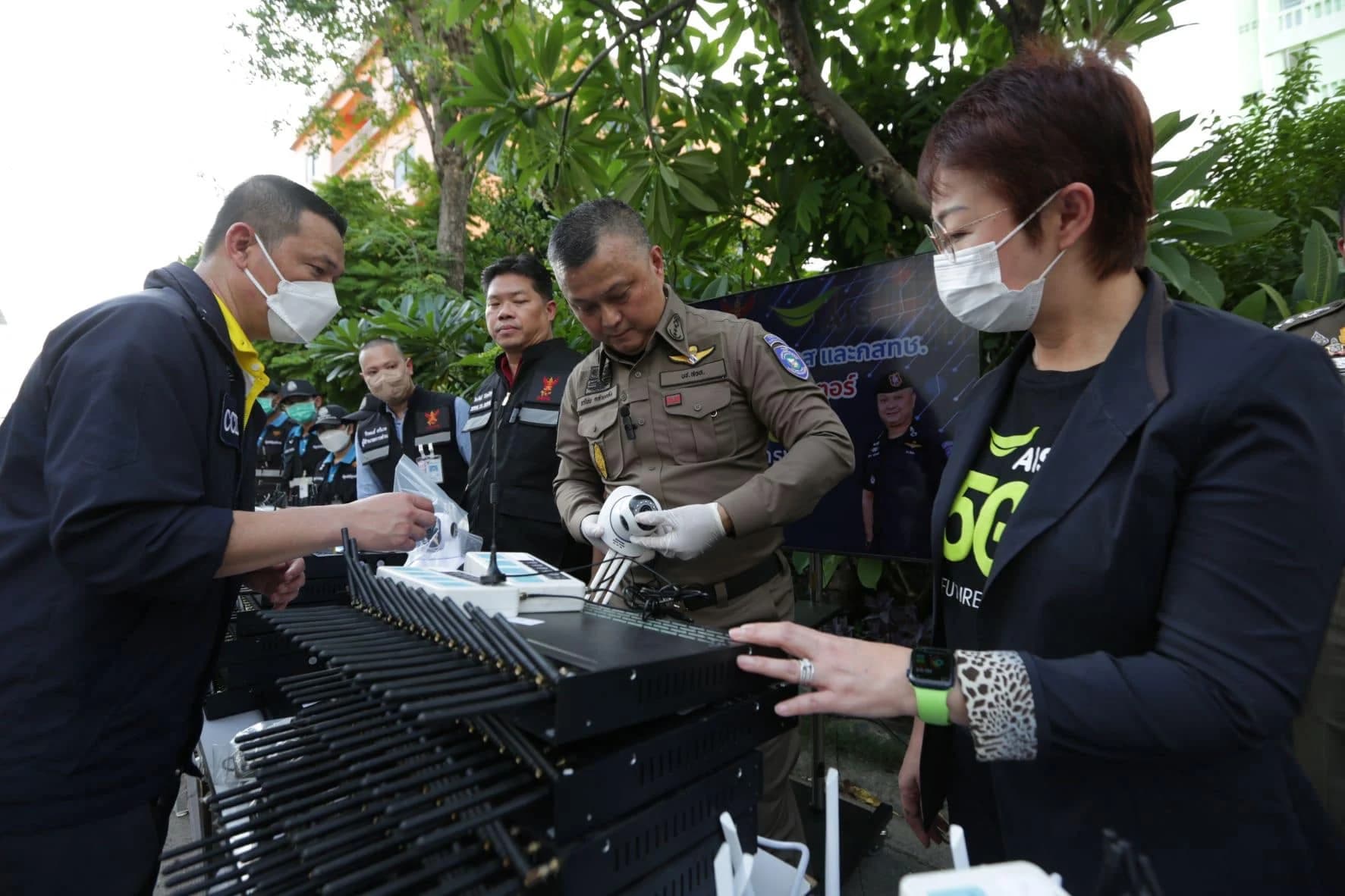 AIS แท็กทีมตำรวจไซเบอร์ ทลายแกงค์คอลเซนเตอร์ถึงที่