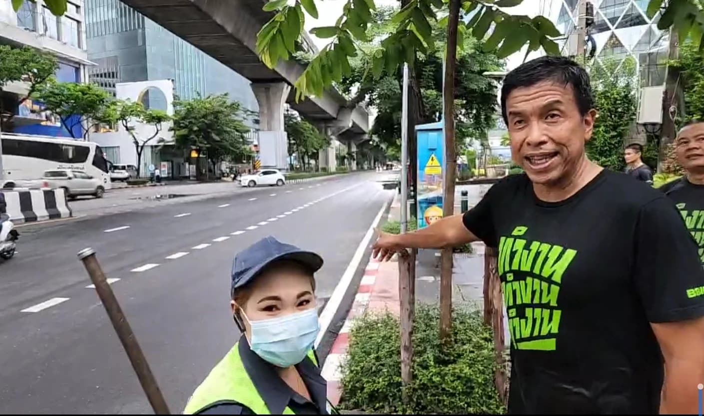 ‘ชัชชาติ’ วิ่งไปตรวจงานไป เจอ ‘ท่อทิพย์’ ระบายน้ำไม่ได้จริง แซวกรุงเทพฯ มีกล้องดัมมี่-ท่อดัมมี่