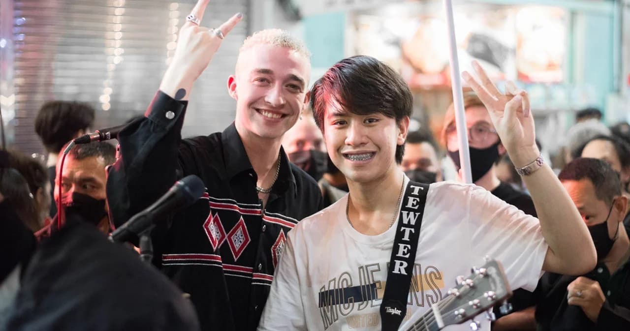 ‘Maximillian’ เปิดมินิคอนเสิร์ตร่วมกับ ‘ติวเตอร์’ กลางเยาวราช