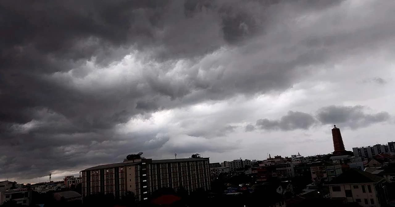 กรมอุตุฯ แจงเหตุท้องฟ้ามืดครึ้ม เพราะกลุ่มเมฆฝนมีขนาดใหญ่ แสงอาทิตย์ทะลุผ่านไม่ได้