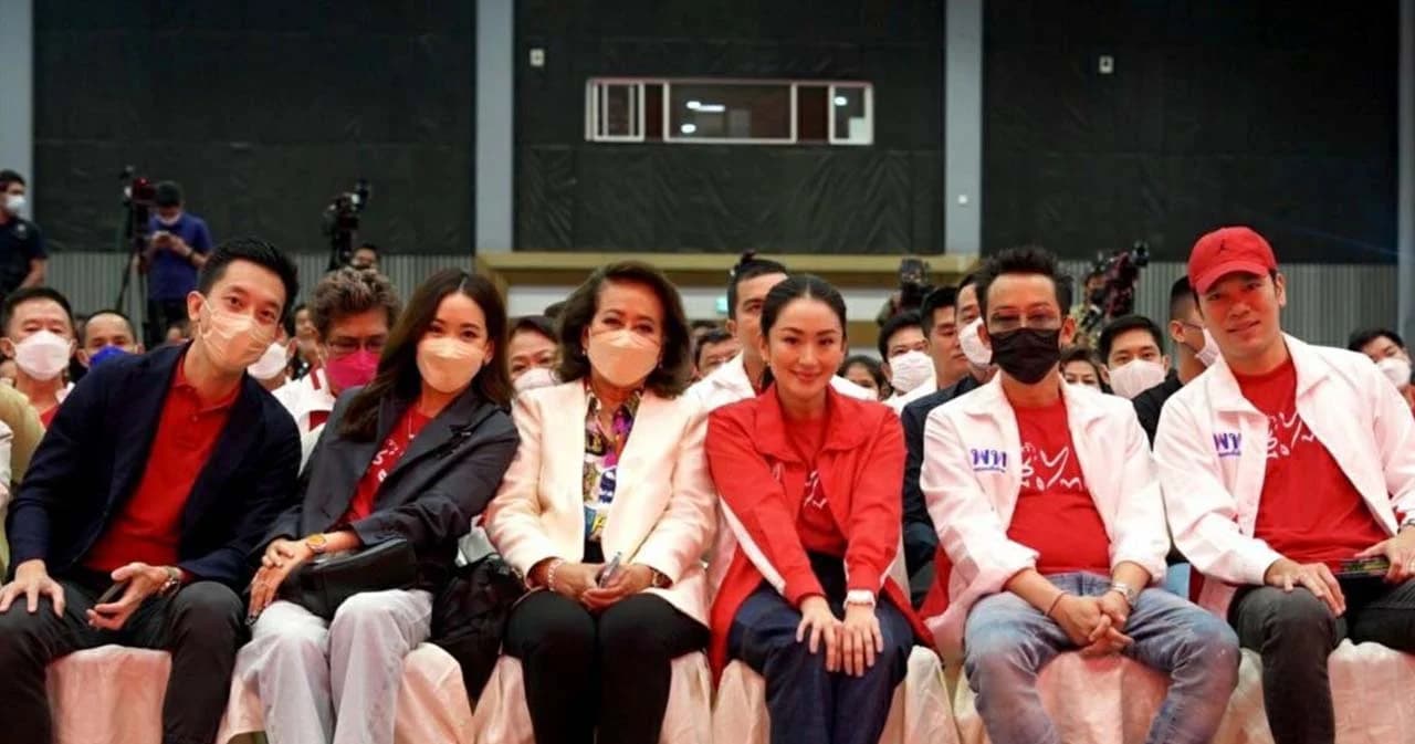 ‘คุณหญิงพจมาน’ นำครอบครัวชินวัตร ให้กำลังใจ ‘แพทองธาร’ ย้ำ ‘แลนด์สไลด์’