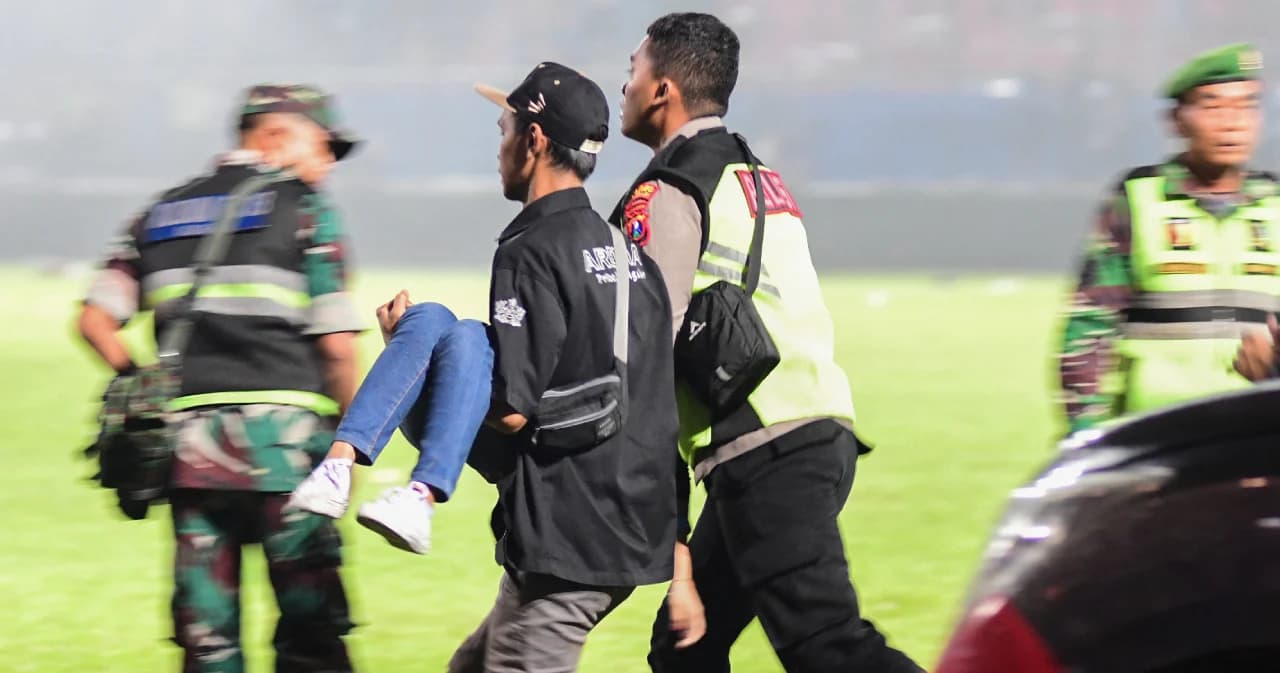 เหตุเหยียบกันตายสนามฟุตบอลอินโดฯ มีเด็กตายเพิ่มเป็น 32 คน อายุต่ำสุด 3 ขวบ รัฐบาลเยียวยาคนละ 125,000 บาท