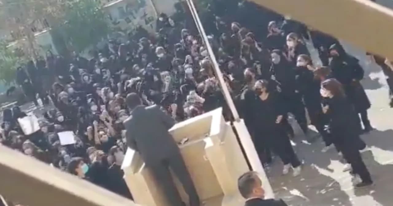 รัฐบาลอิหร่านอ้าง ‘ศัตรู-โซเชียลมีเดีย’ อยู่เบื้องหลังนักเรียนหญิงลุกฮือ ถอดฮิญาบ-ไล่ผู้นำ-เรียกร้องเสรีภาพ