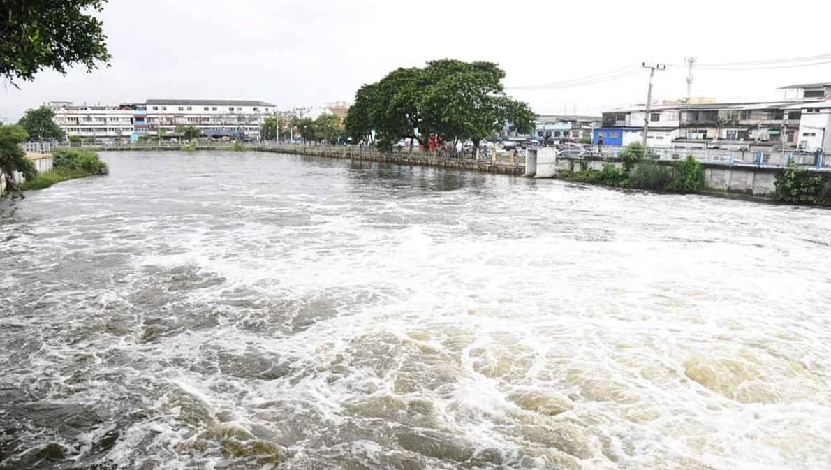 น้ำเหนือมาแล้ว จ.ปทุมธานี – จ.นนทบุรี ยกของขึ้นที่สูงด่วน