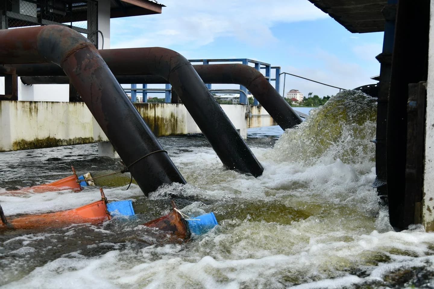 ปชช.นอกคันกั้นน้ำแม่น้ำเจ้าพระยา ยกของขึ้นที่สูงด่วน!