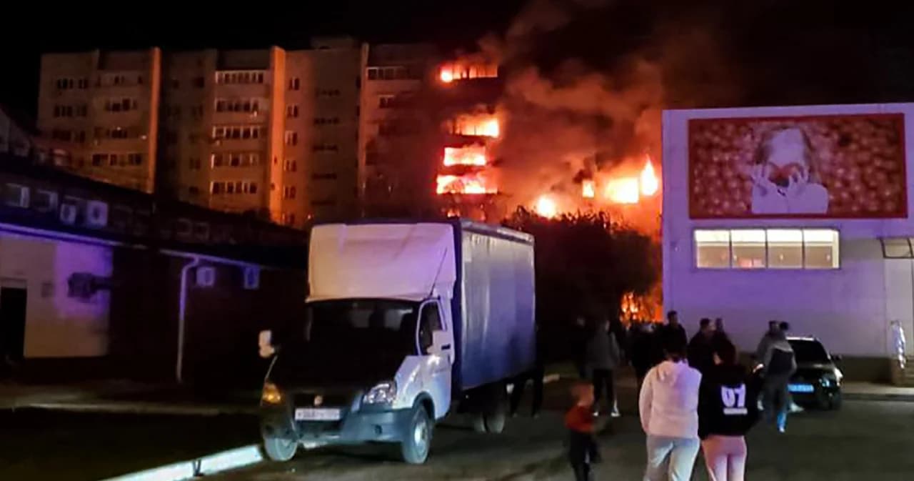 เครื่องบินทหารรัสเซีย Su-34 ชนอพาร์ทเมนต์รัสเซีย ชาวบ้านตาย 4 คน เผยนักบินฝึกซ้อมบิน-ดีดตัวออกทัน