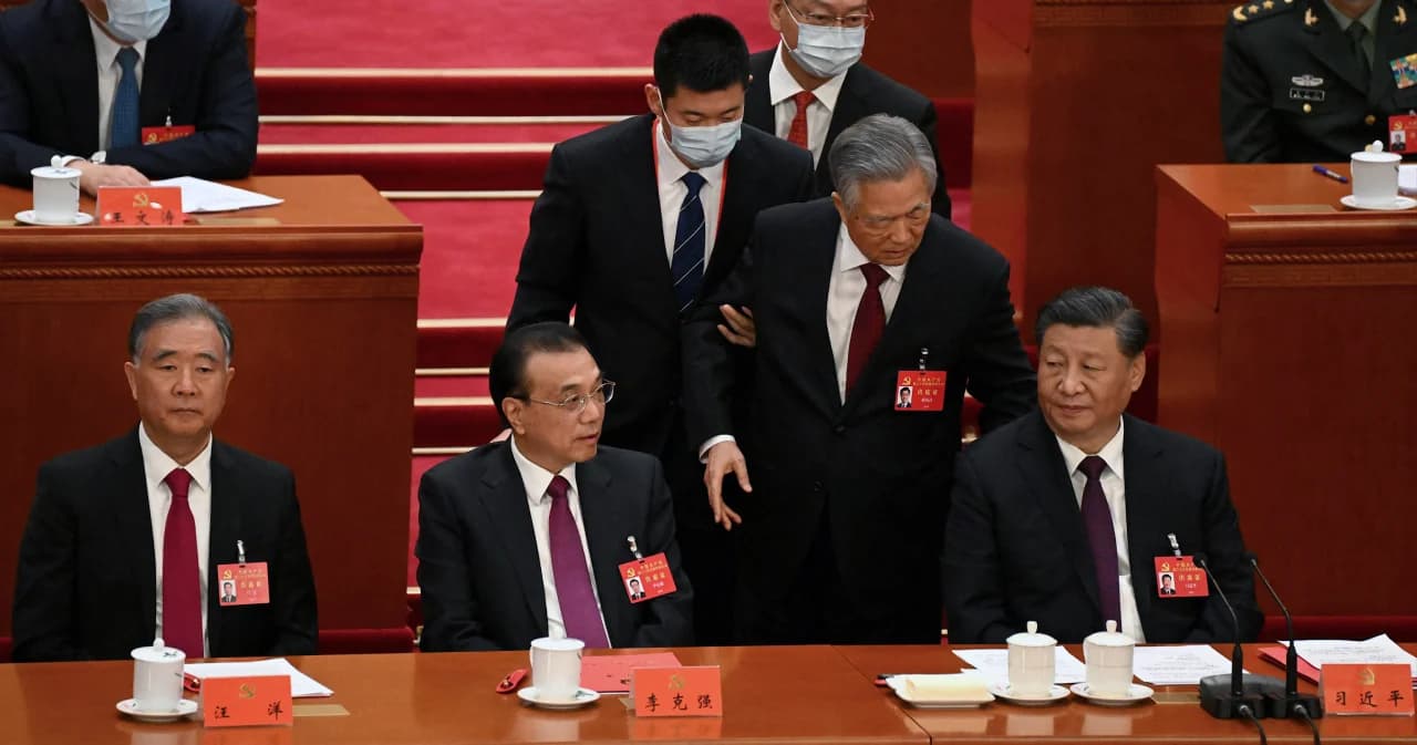 ‘หู จิ่นเทา’ อดีตประธานาธิบดีจีน ถูกเชิญออกจากที่นั่งข้าง ‘สี จิ้นผิง’ ประชุมสมัชชาใหญ่พรรคคอมมิวนิสต์จีน