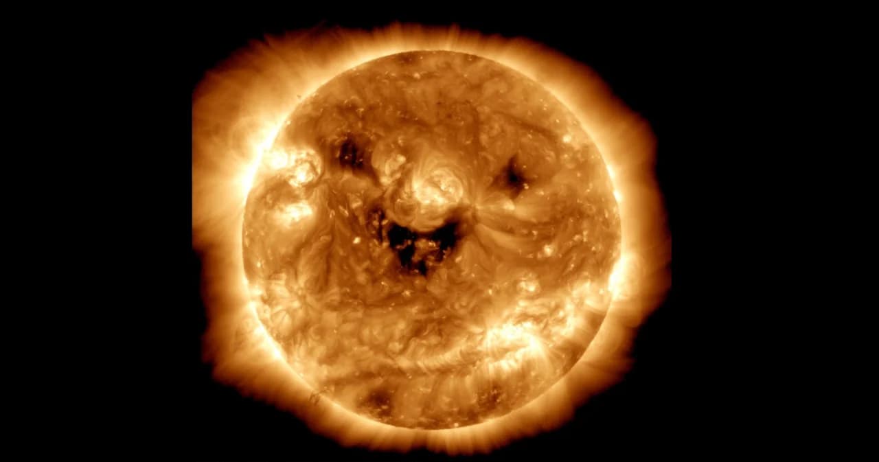 ‘นาซา’ เผยภาพพระอาทิตย์ยิ้ม ชาวเน็ตแห่แซวต้อนรับฮาโลวีน แต่ผู้เชี่ยวชาญเตือนลมสุริยะปล่อยสู่โลก