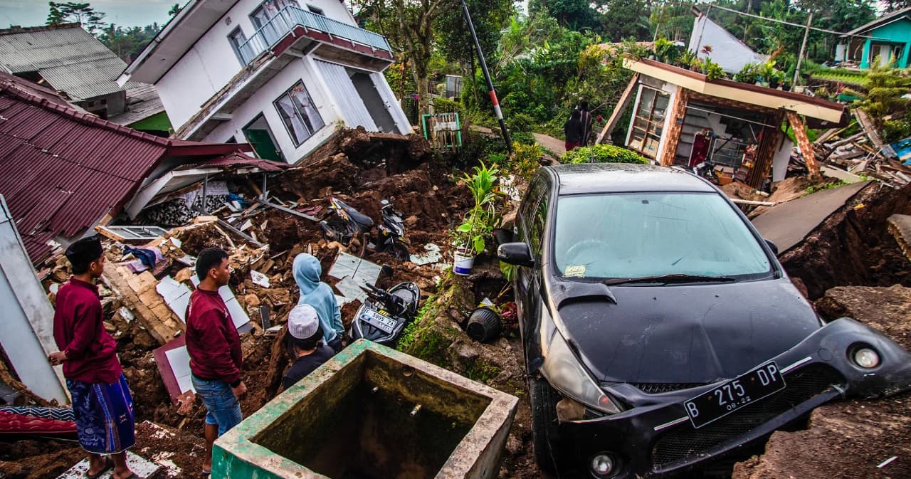 เหยื่อแผ่นดินไหวอินโดฯ พุ่ง 268 ศพ เด็กนักเรียนเสียชีวิตจำนวนมาก ยังมีผู้สูญหายอีกนับร้อย