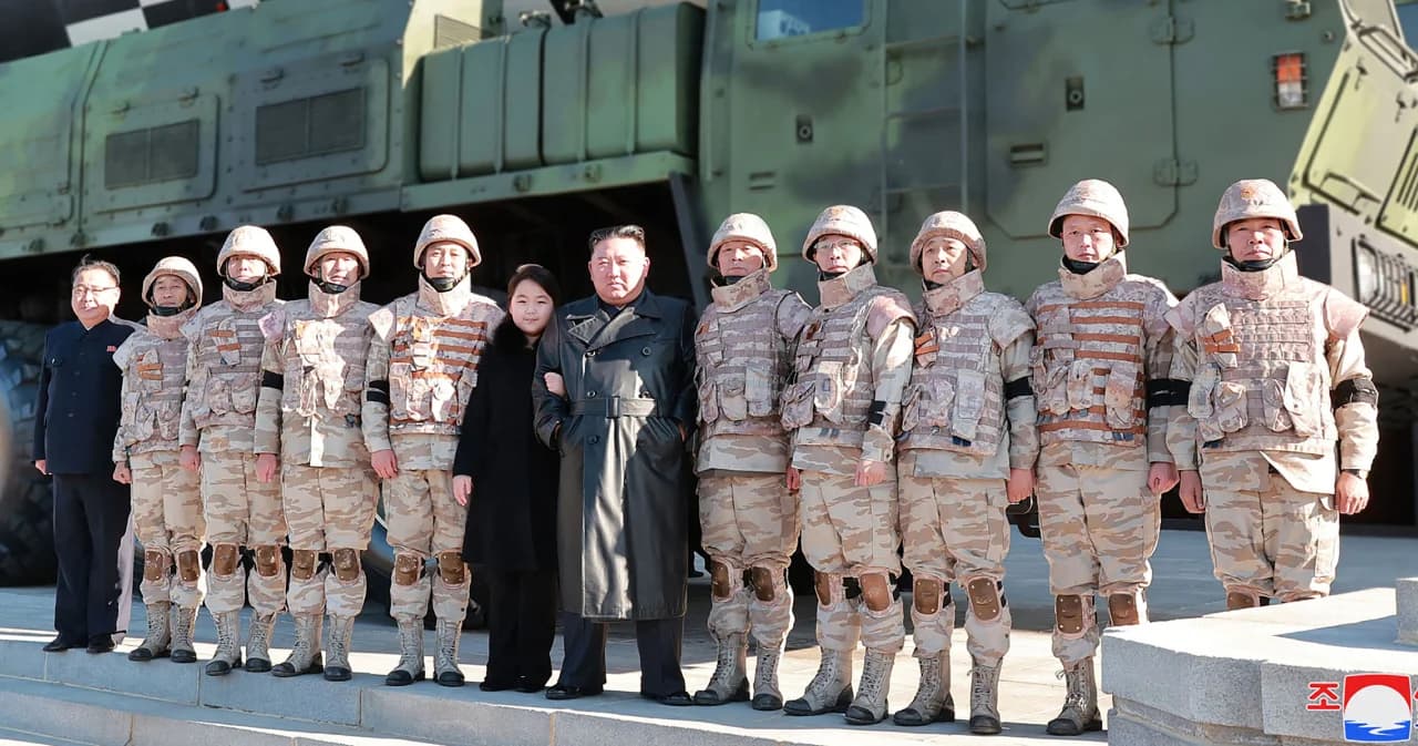 เกาหลีเหนือปล่อยภาพ ‘คิม จอง อึน’ ลูกสาวร่วมเฟรมถ่ายกับขีปนาวุธ ตั้งเป้ากองกำลังนิวเคลียร์แกร่งสุดในโลก