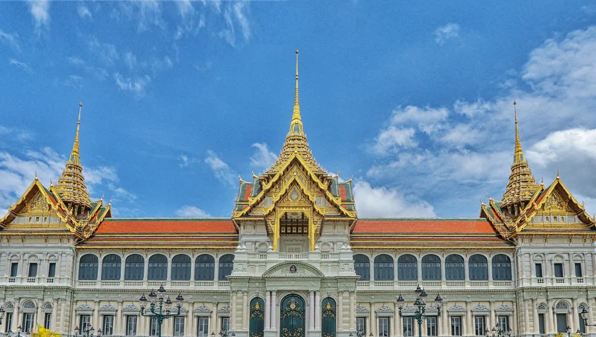 ในหลวง-พระราชินี ทรงติดโควิด-19