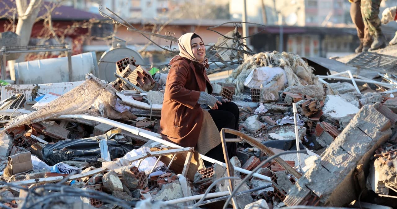 แผ่นดินไหวตุรกี-ซีเรีย กู้ภัยแข่งกับเวลา พบเหยื่อใต้ซากใช้โซเชียลโพสต์ขอความช่วยเหลือ