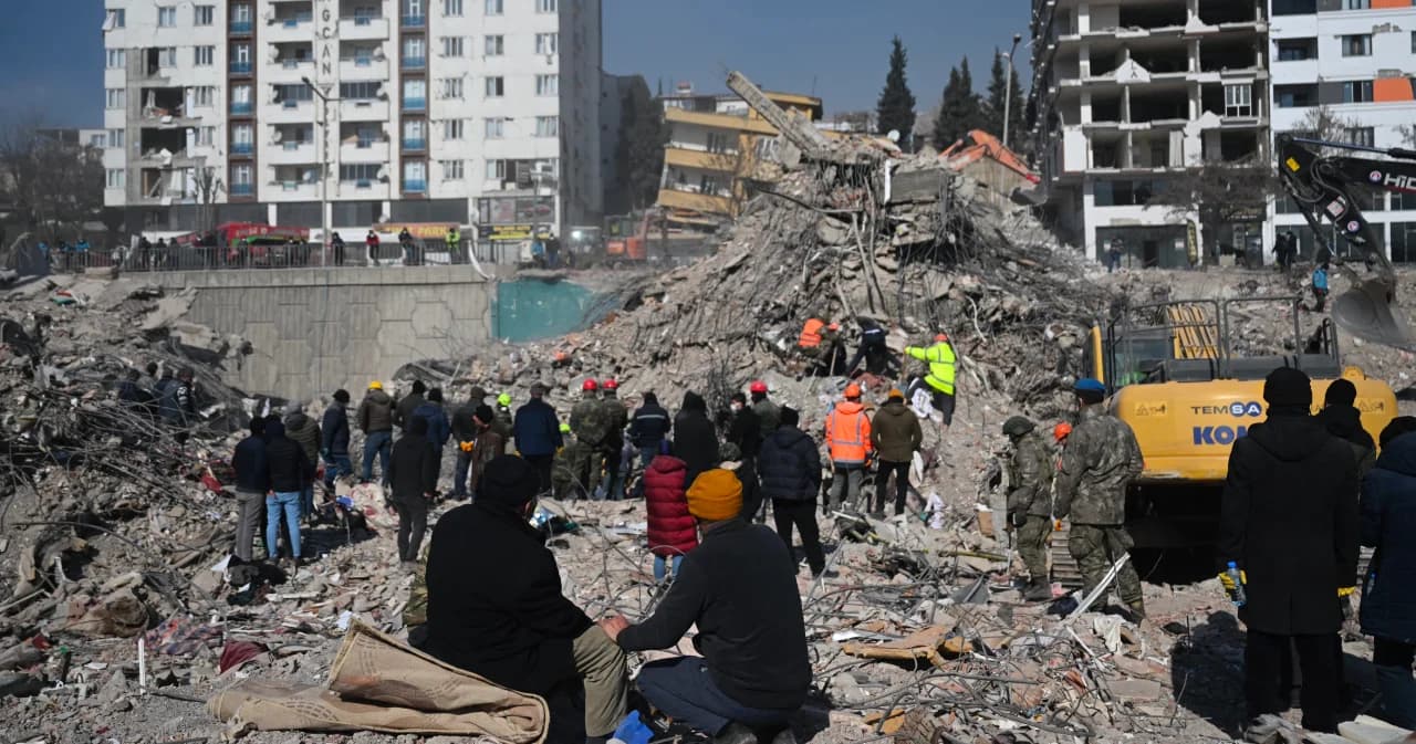 ตุรกีเตรียมเคลียร์พื้นที่แผ่นดินไหว เผยอาคารกว่า 42,000 หลัง เสียหายหนัก ยอดตาย รวมซีเรีย ทะลุ 37,000 ราย