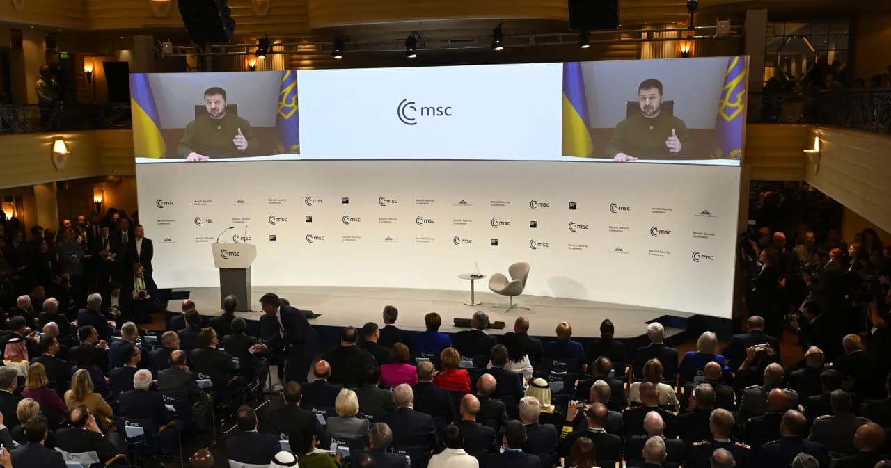 ‘เซเลนสกี’ เร่งชาติตะวันตก ส่งอาวุธให้ยูเครนเร็วที่สุด ผู้นำฝรั่งเศสกร้าวไม่ใช่เวลาเจรจารัสเซีย