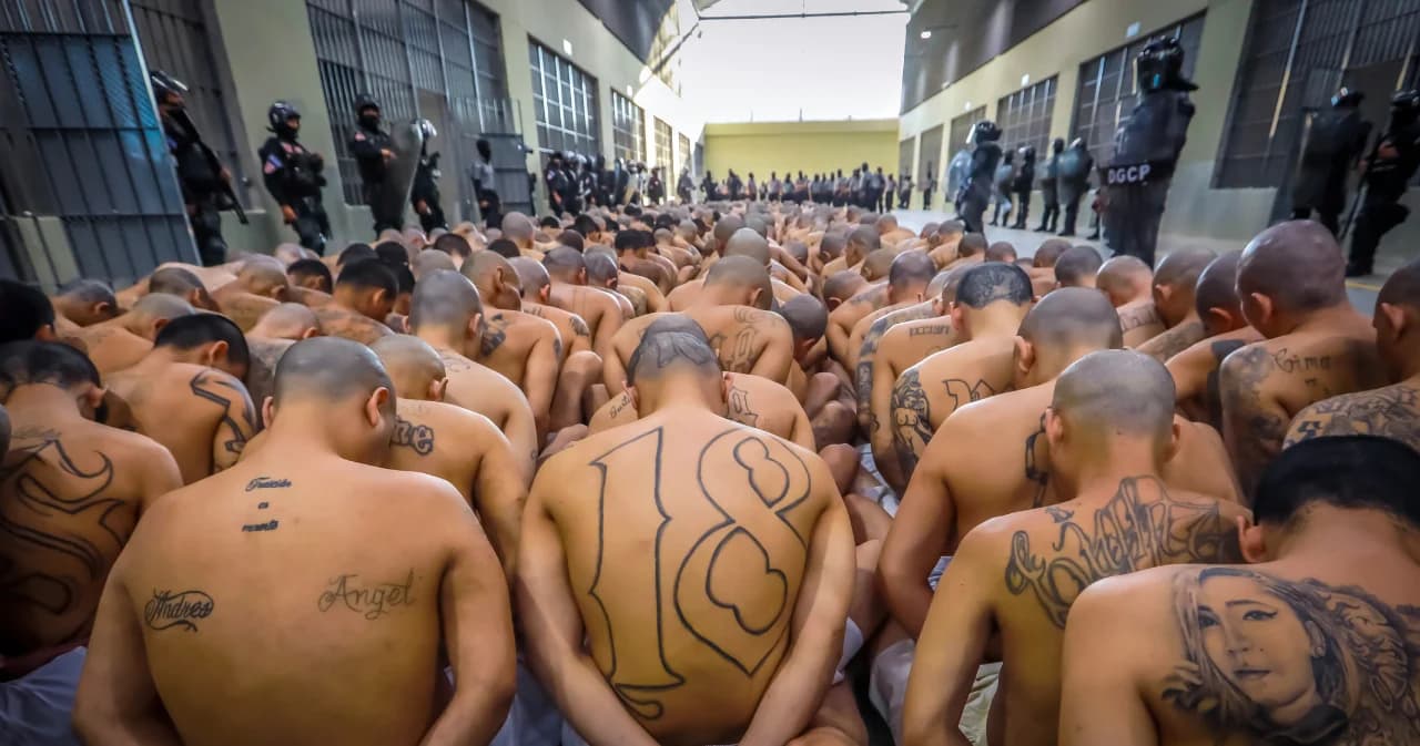 เอลซัลวาดอร์ย้ายนักโทษคดีอาชญากรรม 2,000 คน ไปเรือนจำแห่งใหม่ ใหญ่สุดในลาตินอเมริกา