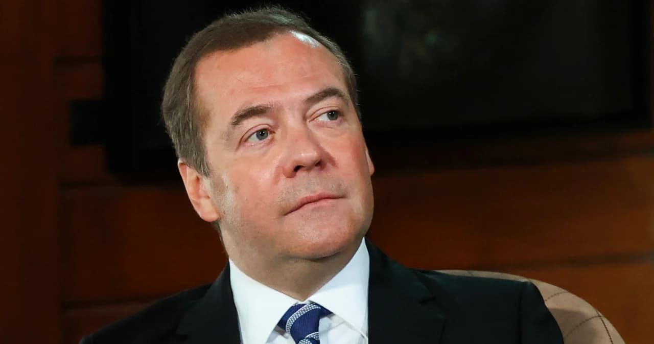 อดีตประธานาธิบดีรัสเซีย เตือนชาติตะวันตกไม่หยุดส่งอาวุธช่วยยูเครน ดึงโลกเสี่ยงเผชิญหายนะนิวเคลียร์