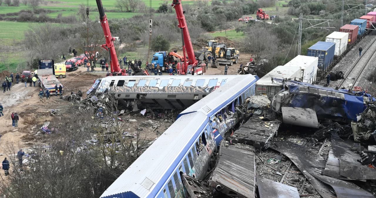 รถไฟ 2 ขบวนชนประสานงาในกรีซ มีผู้เสียชีวิตอย่างน้อย 36 ราย