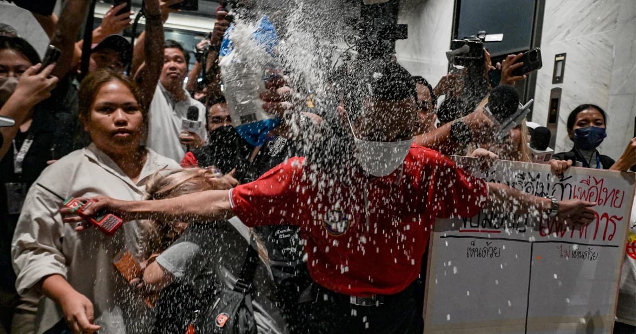 ม็อบบุกเพื่อไทยสาดแป้ง หลังเชิญ ‘พลังประชารัฐ-ชาติไทยพัฒนา’ ร่วมหารือ