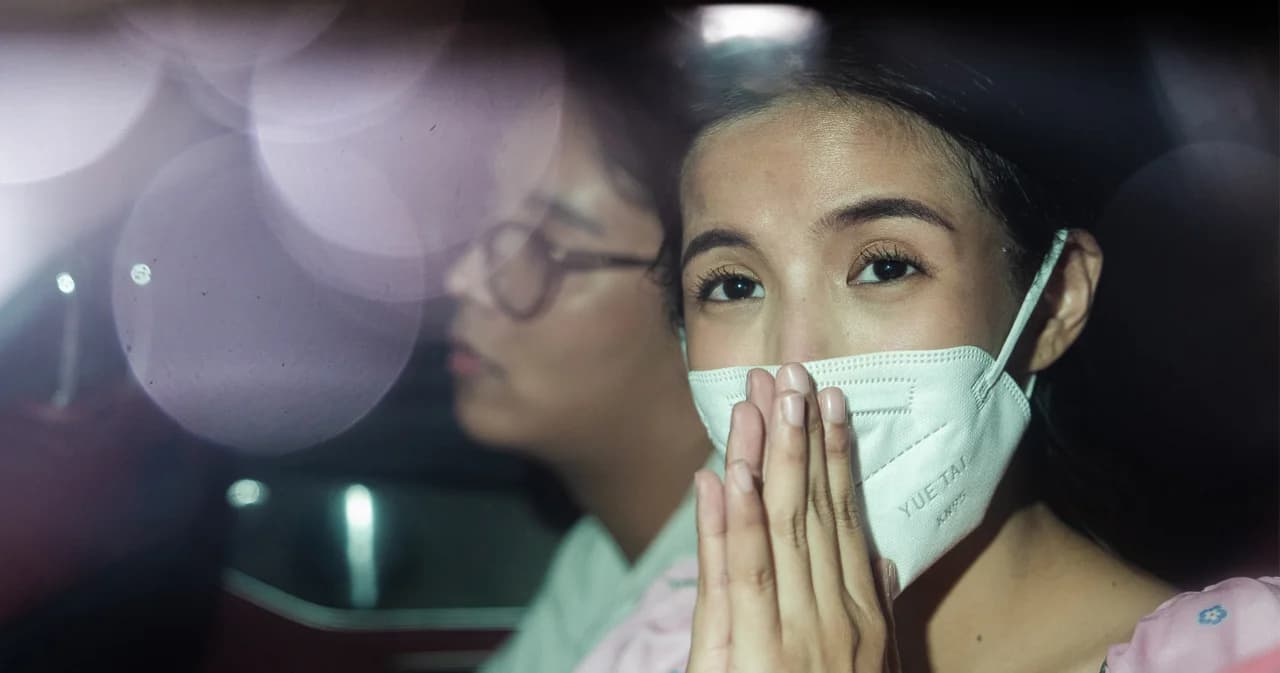 ภาพแรก ‘ใบเตย สุธีวัน’ ออกจากเรือนจำ หลังศาลอนุญาตปล่อยตัวชั่วคราว