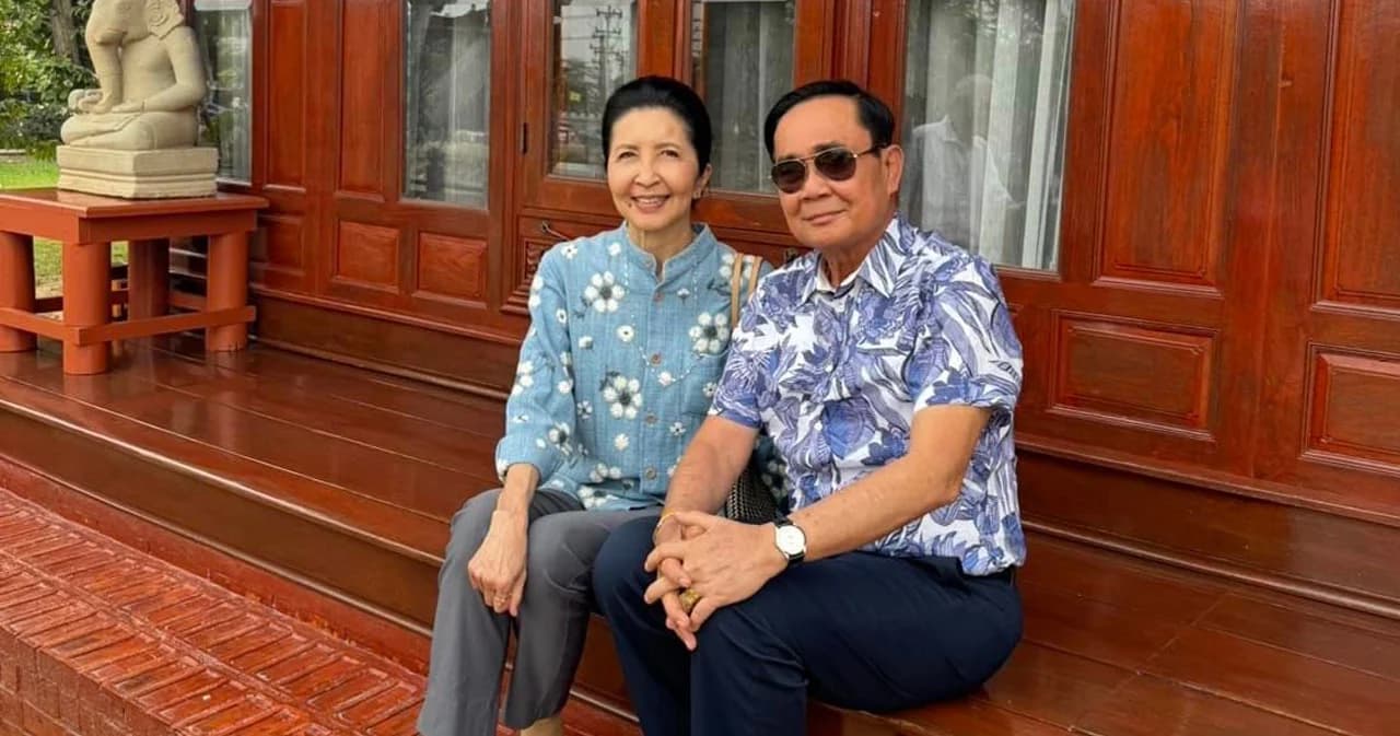 ‘ผู้การแต้ม’ โพสต์ ‘พล.อ.ประยุทธ์’ ถ่ายรูปกับภรรยาจุดเดียวกับที่ ‘ลิซ่า’ เคยมาร้านอาหารในอยุธยา