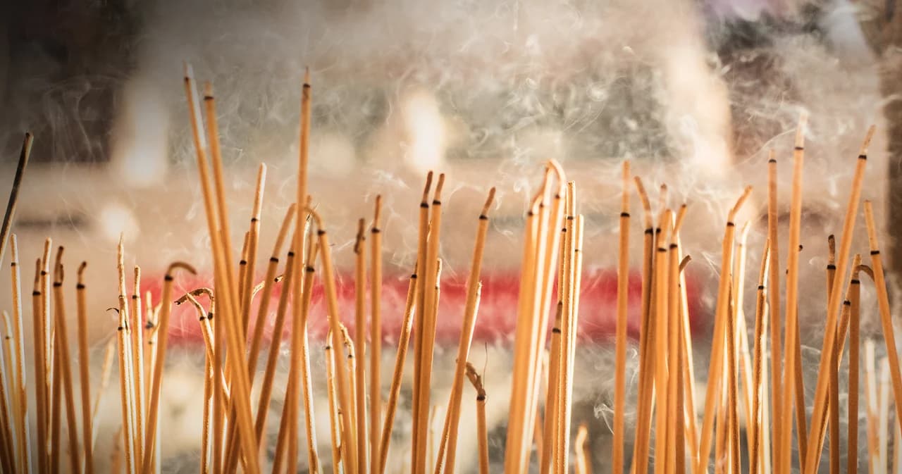 ทำเต็มที่แล้ว แต่ทางออกไม่มี รายได้ไม่พอ เลยต้องพึ่งสิ่งศักดิ์สิทธิ์ คนไทยถึง 88% จึงเชื่อเรื่อง ‘มูเตลู’