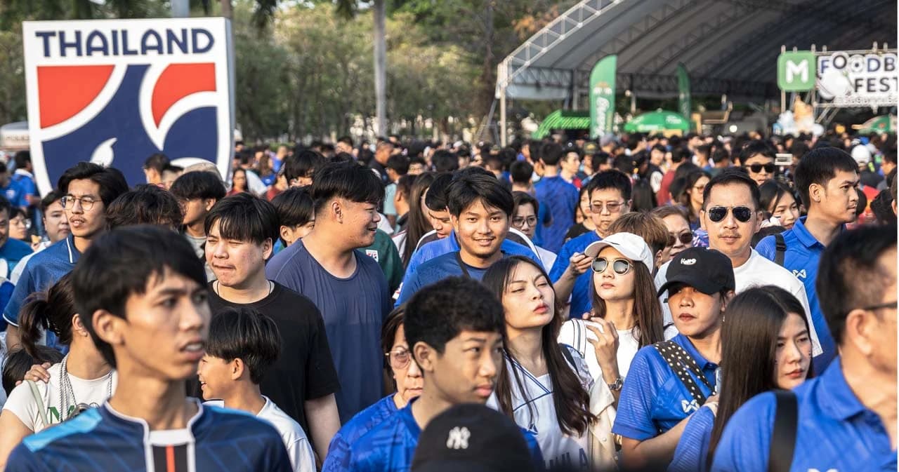 แฟนบอลเนืองแน่น เชียร์ 'ทีมชาติไทย' พบ 'เกาหลีใต้' ที่สนามราชมังฯ