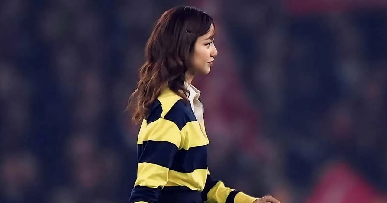 ลิซ่า รันวงการฟุตบอล รับหน้าที่เชิญเหรียญเลือกฝั่ง ก่อนเกม 'นอร์ธลอนดอนดาร์บี้' ระหว่าง 'อาร์เซนอล' พบกับ 'สเปอร์'