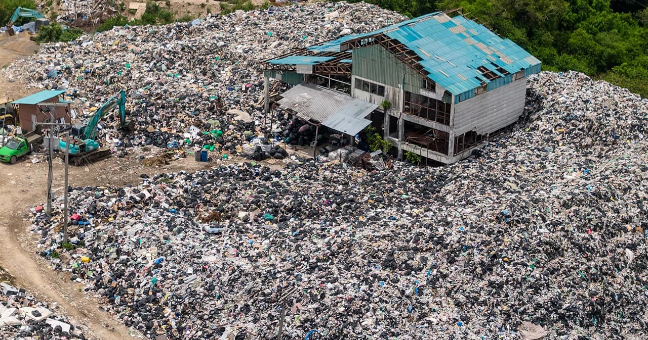 ขยะเกาะล้น ขยะทะเลท่วม โจทย์ใหญ่ของคนอาศัยและผู้มาเยือน ‘เกาะเต่า’ กับภารกิจ ‘ควบคุมขยะของเรา’