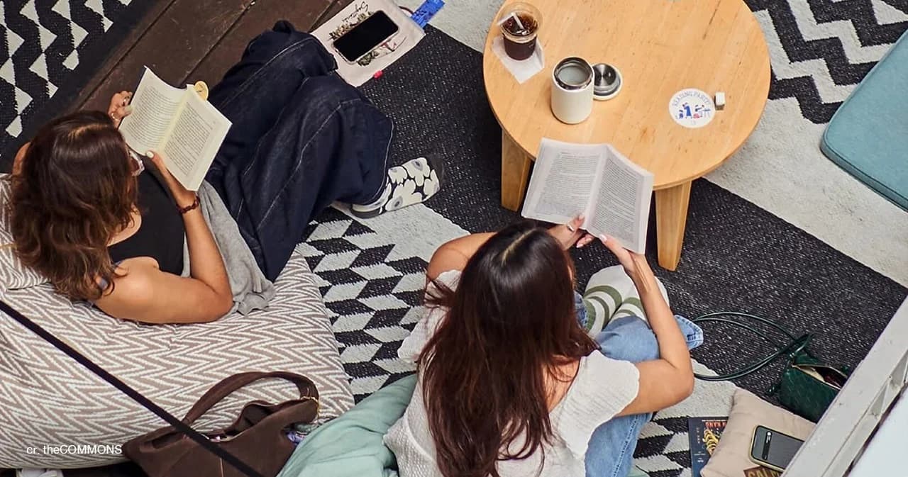 ปาร์ตี้ที่จอยกันด้วยความเงียบ ชวนรู้จัก ‘Reading Party’ เมื่อคนรุ่นใหม่วางโทรศัพท์ ขยับมาจับหนังสือ