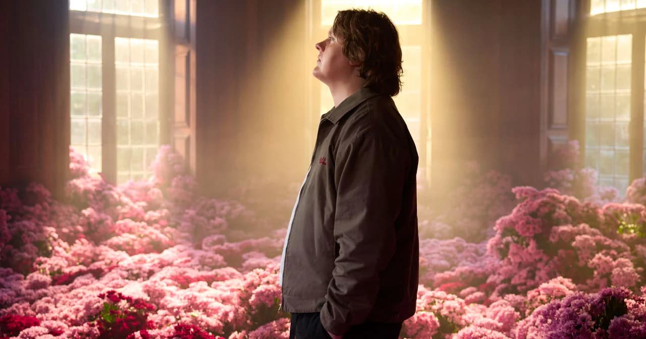 Lewis Capaldi ส่งเพลงใหม่ Something In The Heavens ถ่ายทอดอารมณ์เศร้าที่แฝงด้วยความหวังอย่างอบอุ่น
