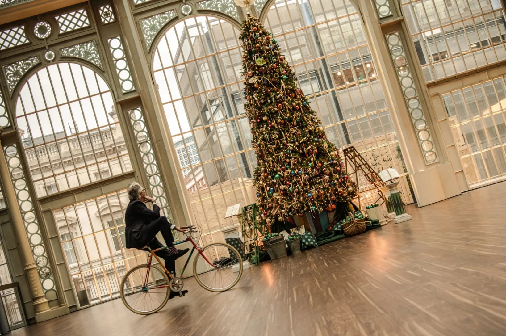 PAUL SMITH ร่วมกับ ROYAL OPERA HOUSE ร่วมเฉลิมฉลองเทศกาลแห่งความสุข ด้วยต้นคริสต์มาสสุดงดงาม ใจกลางกรุงลอนดอน