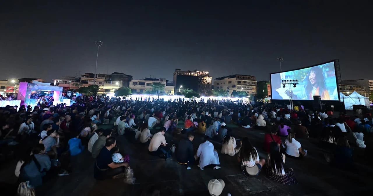 Outdoor Cinema เทรนด์ที่เปลี่ยนดาดฟ้า สวนสวย และชายหาด ให้กลายเป็นโรงหนังกลางแปลงของคนรุ่นใหม่