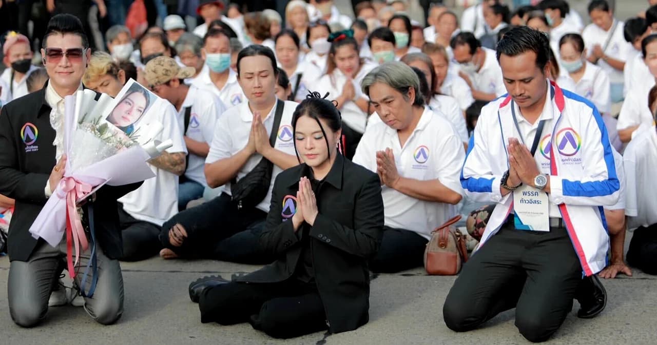 ‘มาดามหยก’ นำกราบแผ่นดินจากใจ แผ่กุศลถึงผู้ปกป้องแผ่นดินไทย ปลื้มจับได้เลขเบิ้ล 22 มอง เลขมงคล จดจำง่าย อ้อนขอเสียง ‘พลังเงียบ-พลังบริสุทธิ์’ เลือกจิตอาสา ‘ก้าวอิสระ” มาเปลี่ยนประเทศให้ดีกว่าเดิม