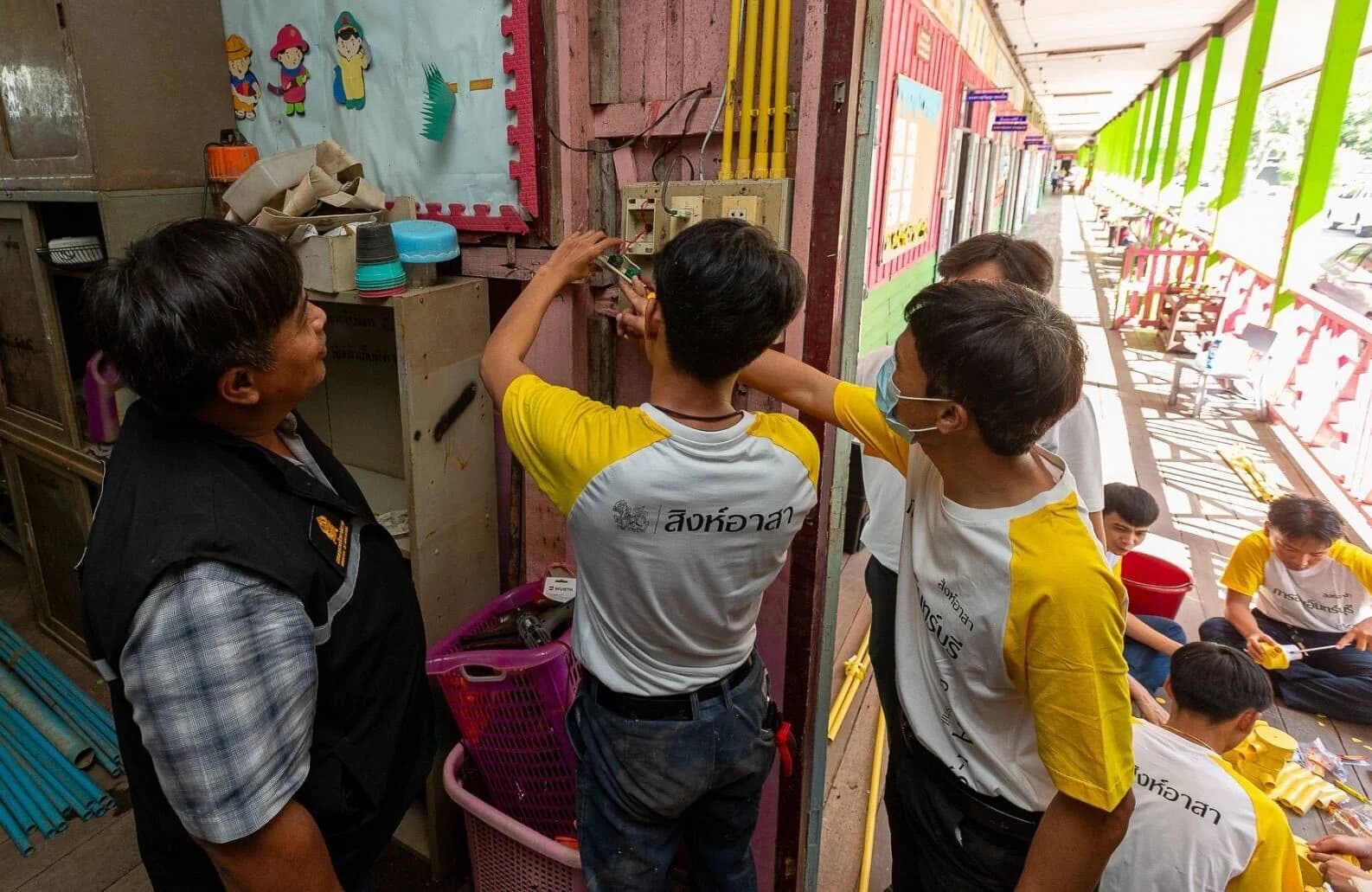 อาชีวะอินทร์บุรี ลุยซ่อมโรงเรียนน้ำท่วม เป็นของขวัญปีใหม่ให้น้อง จ.สิงห์บุรี